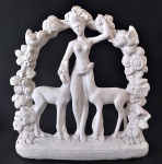 Interessante grupo escultórico em estuque representando Cariátide de Deusa Grega nua sustentando guirlanda de flores e com veadinhos, 26 cm de altura, 23 cm de largura e 5 cm de profundidade.