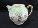 LINDA E DELICADA CREMEIRA, AO GOSTO CHINÊS, EM FINA PORCELANA CONHECIDA COMO "CASCA DE OVO", PREDOMINANDO AS CORES VERDE, BRANCA E DOURADO, MEDINDO  8 Cm DE ALTURA