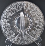 Belíssimo medalhão em antigo vidrão, lavrado com cachos de uva e folhas de parreira, 28,5 cm de diâmetro.