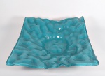 Diferenciado centro de mesa pintado no verso na cor azul turquesa, com efeito de relevos. Em excelente estado, 24 cm X 24 cm e 7 cm de altura.
