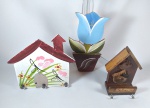 Miscelânea de 3 peças produzidas em madeira e pintadas a mão, sendo 2 porta-chaves e 1 adorno decorativo. Todos com gancho para parede, maior peça com 17 cm de altura.