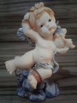 Antigo Anjinho em resina, vide detalhes nas fotos. Med 13 x 10 Cm.