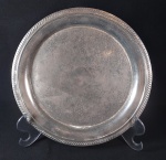 Pequena bandeja redonda em metal espessurado a prata, necessitando de polimento, no estado, 25 cm de diâmetro.