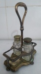ANTIGO SUPORTE PARA CALETEIRO EM METAL, COM SALEIRO E PIMENTEIRO EM VIDRO, VIDE DETALHES NAS FOTOS. MED XX CM ALT.