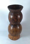 Diferenciada floreira produzida em casca de coco (fruta), pequeno lascado na base, 24 cm de altura.