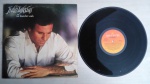DISCO DE VINIL: JULIO IGLESIAS - UN HOMBRE SOLO - VIDE DETALHES NAS FOTOS. NÃO FOI TESTADO. OBS: ALGUNS DISCOS CONTEM ALGUM TIPO DE RASGO NA CAPA, POR CAUSA DAS MARCAS DO TEMPO. OBS: DEVIDO A GRANDE QUANTIDADE DE DISCOS FICA INVIÁVEL TESTA-LOS.