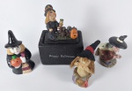 Miscelânea de 4 peças com motivo de Halloween, sendo 2 em porcelana e 2 em resina, diversas procedências. Em excelente estado, maior sendo porta-vela em porcelana com 10 cm de altura, 7 cm de largura e 4,5 cm de profundidade.