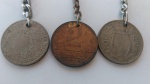 Colecionismo: Lote com três (3) chaveiros antigos feitos com moedas Nacionais, vide detalhes nas fotos.