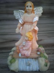 Antigo Anjinho em resina, vide detalhes nas fotos, para pesquisa. Med 8 x 5 Cm.