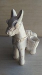 Bela obra de arte, antigo burrinho em gesso, vide ricos detalhes nas fotos. Med 15 x 11 x 9 Cm.