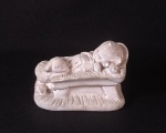 Antiga escultura em gesso representando Menino Jesus em Manjedoura, ideal para utilização em presépio, 5 cm de altura e 8 cm de comprimento.