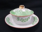 LINDA E DELICADA MANTEGUEIRA, AO GOSTO CHINÊS, EM FINA PORCELANA CONHECIDA COMO "CASCA DE OVO", PREDOMINANDO AS CORES VERDE, BRANCA E DURADO, MEDINDO 14cm DE DIÂMETRO