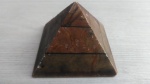 Antiga Piramide em pedra, para pesquisa, vide detalhes nas fotos. Med 6 x 5 Cm.