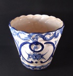 ALCOBAÇA - Centenário vaso em porcelana Portuguesa, marcado na base, pintado a mão com arranjos florais e elementos fitomorfos. Porcelana craquelada naturalmente devido antiguidade, peça com fio de cabelo próximo a borda, 21 cm d altura e 22 cm de diâmetro.