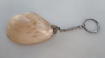 Colecionismo: Antigo chaveiro feito de concha Madreperolada e metal, vide ricos detalhes nas fotos.