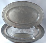 Par de bandejas ovais em metal espessurado a prata, peças necessitando de polimento, no estado, 42 cm X 30 cm e 37 cm X 26 cm.