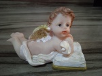 Antigo Anjinho em resina, vide detalhes nas fotos, para pesquisa. Med 8 x 4 Cm.