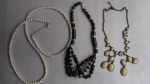 Lote com três (3) colares, vide detalhes nas fotos, no estado.