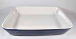 Travessa retangular em porcelana refratária provavelmente de origem Portuguesa, marcada na base, nas cores azul cobalto e branco, 32 cm X 25 cm.