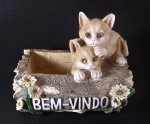 Belíssima floreira produzida em resina no formato de tronco de árvore decorado com flores e gatos, 17 cm de altura, 20 cm de comprimento e 14 cm de largura.