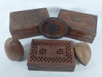 Conjunto de 5 peças produzidas em madeira, sendo 3 porta-joias (dois 15 cm X 10 cm e um 14 cm X 9 cm); pratinho decorativo (11 cm de diâmetro); uma pinha (10 cm de altura) e 1 pêssego (8 cm de comprimento).