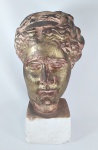 Antiga escultura produzida em estuque representando efígie de Deusa Grega, detalhes em ouro. Em excelente estado, 40 cm de altura, base 13 cm X 13 cm e pesando 5,7 Kg.