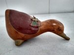 PATO EM CERÂMICA, COM DESGASTES DO TEMPO, VIDE DETALHES NAS FOTOS E VIDEO ABAIXO, APRESENTA UMA LASCA NO BICO, MEDINDO 20 x 10 cm