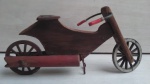 ANTIGO BRINQUEDO EM MINIATURA EM MADEIRA, NO FORMATO DE BICICLETA, FEITA ARTESANALMENTE, VIDE DETALHES NAS FOTOS. MED