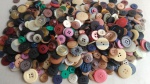 Lote com trezentos (300) botões sortidos para artesanato ou costura, com diversos tamanhos diferentes, vide detalhes nas fotos. obs: botões antigos e todos fabricados no brasil, pelas marcas, diamantina, madreplex - corozita - fossanese - fane - botonificio, f.gomes - finobrasa - topazio poliester - frankenberg. obs: foto para demostrativo quanto a variedade de botões, a mesma foi usada para todos os lote com 300 botões.