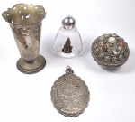 Miscelânea de 4 peças miniaturas em metal espessurado a prata de diversas procedências, sendo: floreira marcada AUREA na base (7 cm de altura), porta-pílulas (4 cm X 4 cm), medalha de chaveiro com a inscrição "GUARDA DE HONRADO SMO SACRAMENTO (6 cm X 4 cm) e frasco de vidro pra água benta com imagem de Nossa Senhora de Fátima (6 cm de altura).