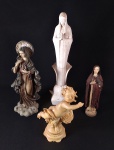 Miscelânea em Arte Sacra constituído por quatro peças, sendo: três esculturas de Nossa Senhora, sendo duas em resina e uma em porcelana (com restauro), e anjo em resina Oriental, marcada e datada de 1978. Maior peça sendo Nossa Senhora de porcelana com restauro, 26 cm de altura.