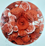 Medalhão em vidro com decoração de flores vermelhas, 32,5 cm de diâmetro.
