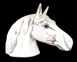 Belíssimo Busto representando cavalo , em cerâmica , med. 40 x 30 cm , pintado a mão , com um olhar