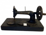 Antiga maquina de costura , SINGER , no estado , para colecionadores de plantão.