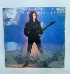 LP - Conservado e original disco de vinil - JOE SATRIANI - FLYNG IN A BLUE DREAM - RELATIVITY- STEREO - Ano: 1989 - Acompanha encarte - Medida: 31 cm x 31 cm.