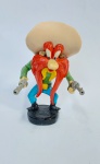 Lindo boneco em resina/biscuit representando - EUFRAZINO - Medida: 16 cm de altura x 9 cm x 8,5 cm. Yosemite Sam ou Eufrazino Puxa-Briga (como é conhecido no Brasil) é um personagem de desenho animado, criado em 1945, fazendo parte da série Looney Tunes.