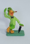 Lindo boneco em resina/biscuit representando - ZÉ CARIOCA - Medida: 12 cm de altura x 9 cm x 5 cm. Zé Carioca é o apelido do papagaio José Carioca, personagem fictício desenvolvido no começo da década de 1940 pelos estúdios Walt Disney. Ele é retratado como o típico malandro carioca, sempre escapando dos problemas com o "jeitinho" característico.