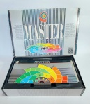 Antigo, divertido e inteligente jogo - MASTER - GROW - 1998 - Segunda edição - Um desafio a sua inteligência - Mais de 5..400 novas perguntas - Completo - Acondicionado na caixa original, porém com desgaste do tempo, conforme fotos. Medida da caixa: 36 cm x 23 cm x 7 cm.