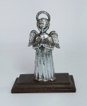 Antigo e lindo adorno de mesa religioso representando - ANJO DA GUARDA - Escultura em metal prateado, base em madeira. S.ARTE. Medida: 10 cm de altura x 8 cm x 4 cm de base.