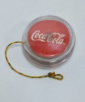 Lindo, colecionável e promocional - IOIÔ FORNEIRIA ORIGINAL E COCA - COLA - Promoção Desafio Gerações - Ano: 2021. Eixo fixo de madeira. Medida: 5,5 cm de diâmetro x 2,7 cm espessura.