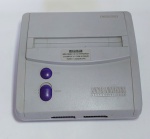 Antigo e conservado console de Vídeo Game - SUPER NINTENDO ENTERTAINMNT SYSTEM  - BABY - Ano: 1991 - Acompanha a fonte e cabo para TV - Sem os controles - Não foi testado, vendido no estado.  Medida do console: 19 cm x 18,5 cm x 7,5 cm de altura.