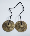 Lindo címbalo - TINGSHA - Instrumento musical Tibetano em espesso Bronze fundido com detalhes em alto relevo. Usado em procissões, ritos, meditações, dentro da yoga e também na percussão. É um instrumento antigo, presente também na china antiga e em outros lugares da Ásia. Tilintar alto com ressonância profunda. Medida dos pratos: 7,5 cm de diâmetro x 2,2 cm. Peso: 330 gramas.