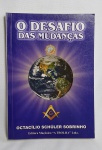 Antigo Livro Maçonaria  - O DESAFIO DAS MUDANÇAS - OCTACÍLIO SCHULER SOBRINHO - Editora Maçônica ''A TROLHA'' Ltda.  Possui 180 páginas muito conservadas - Possui carimbo -Conforme fotos - Medida: 21 x14 cm.