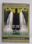 Antigo Livro - Fonte de Luz Maçônica - ''A arte que praticamos é filosofia pura'' - José Anselmo Cícero de Sá - Editora Maçônica ''A Trolha'' Ltda - Londrina, Outubro de 2007 - Com 207 páginas conservadas - Possui carimbo e dedicatória - Medida: 20 x 14 cm.