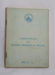 Antigo Livro - Constituição do Grande Oriente do Brasil - Ano 1991 E.'. v.'. Possui assinatura da ordem e numeração - Brochura - Com 70 paginas muito conservadas - Medida: 16 x 12 cm.