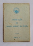 Antigo Livro CONSTITUIÇÃO DO GRANDE ORIENTE DO BRASIL - 2ª Edição - Ano 1982 E.'. V.'. Possui assinatura e nº de autenticidade - Possui 22 páginas conservadas - Medida: 16 x 11 cm.