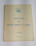 Antigo Livro Maçônico CONSTITUIÇÃO DO GRANDE ORIENTE DO BRASIL - 7ª Edição - 1988 E.'.V.'.  - Possui assinatura, carimbo e numeração de autenticidade - Com 123 páginas conservadas - Brocha - obs: Possui um pequeno rasgo na parte traseira da capa - medida: 15,5 x 11 cm.