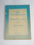 Antigo Livro Maçônico - Regulamento Geral da Federação - Grande Oriente do Brasil - Ano: 1982 - Possui assinatura e carimbo de Autenticidade - Possui 100 páginas - Brochuras - OBS: A segunda folha está solta. E algumas páginas estão com gravação em caneta ''marca texto'' - Conforme fotos - Medida: 15 x 11 cm.