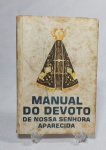 Antigo e pequeno livro - Manual do Devoto de Nossa Senhora Aparecida - Editora  Santuário Aparecida SP - Publicado pelos padres redentoristas - Ano: 1996 - Possui 287 páginas - Brochura - Possui amarelado do tempo - Medida: 13 x 9 x 1,5 cm.