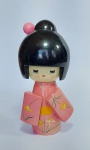 Linda boneca de coleção japonesa - KOKESHI CLUB - Estrutura em madeira laqueada com detalhes pintados a mão  - Tamanho grande: 16,5 cm x 7,5 cm de diâmetro de cabeça - A boneca kokeshi uma boneca típica do artesanato Japonês são originárias da região de Tohoku no nordeste do Japão só feitas de forma totalmente artesanal em madeira e pintadas a mão, e com a cabeça articulada. .Segundo a filosofia oriental, a kokeshi é um excelente presente para quando você quer desejar sorte para alguém, alem de ser uma linda peça de decoração.